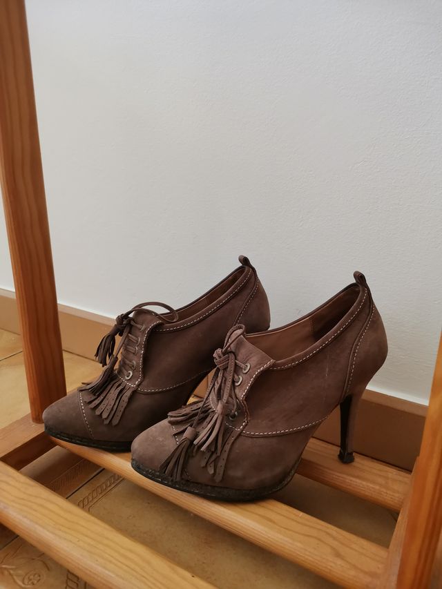 Zapatos abotinados 100% piel, talla 37. Uterqüe