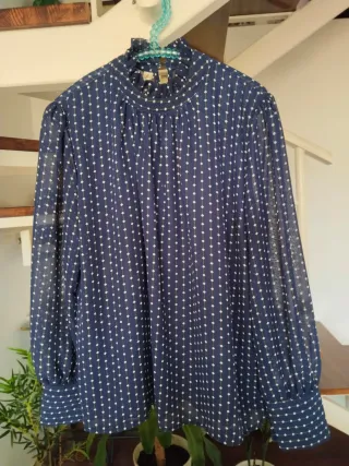 Blusa azul con estampado blanco manga larga