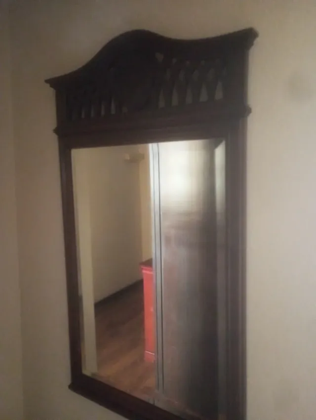 Specchio in legno con cornice decorativa