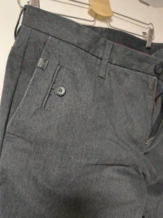 Pantalón de pinzas Zara gris