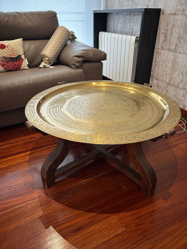 Mesa baja redonda de metal y madera