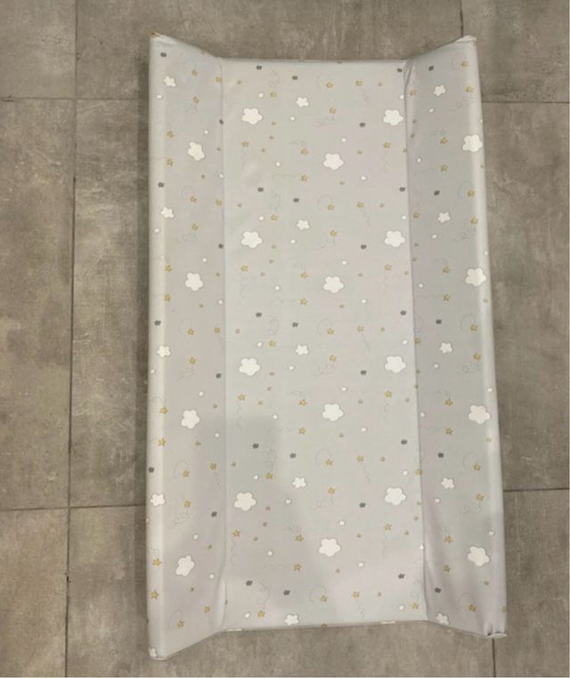 Fasciatoio per cambio neonato con nuvole