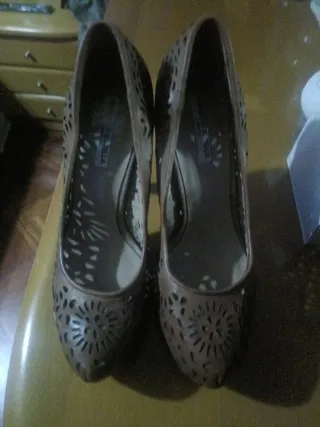 Zapatos de tacón marrones con calados