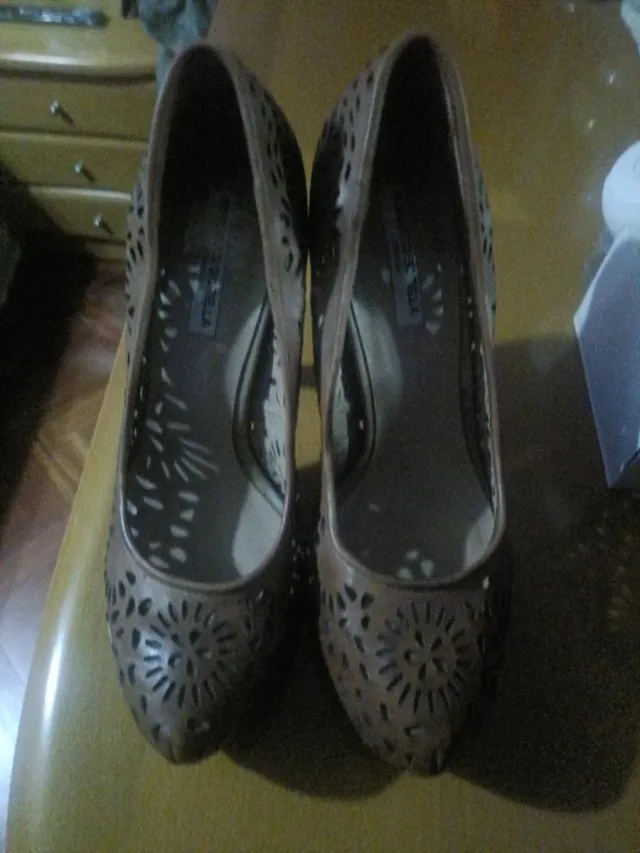 Zapatos de tacón marrones con calados