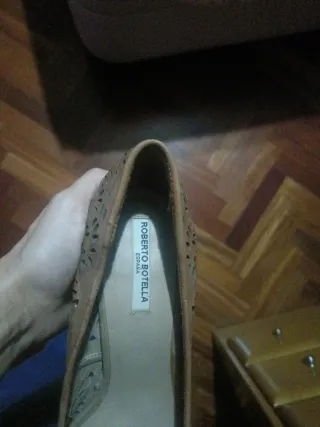 Zapatos de tacón marrones con calados