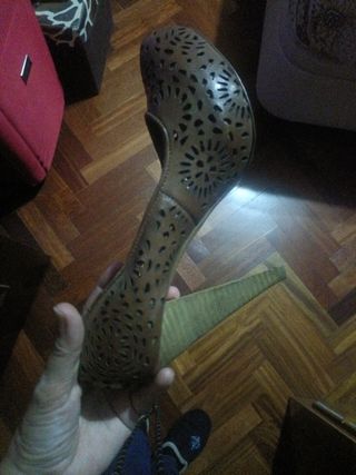 Zapatos de tacón marrones con calados
