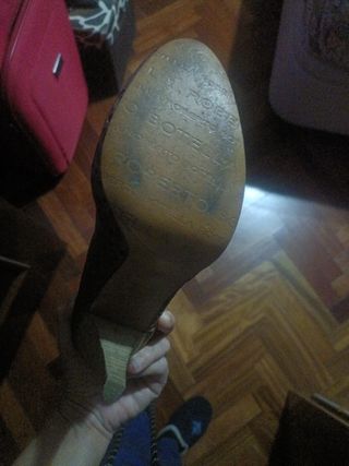 Zapatos de tacón marrones con calados