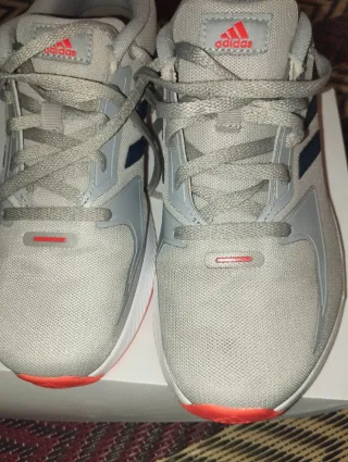 Zapatillas Adidas grises y naranjas