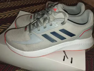 Zapatillas Adidas grises y naranjas