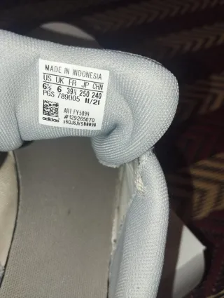 Zapatillas Adidas grises y naranjas