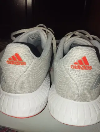 Zapatillas Adidas grises y naranjas