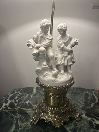 Lámpara de mesa con figura de porcelana
