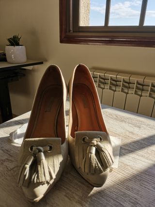 Zapatos de tacón grises de Uterqüe. 100% piel. 36.