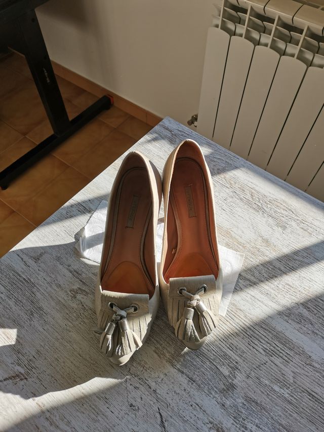 Zapatos de tacón grises de Uterqüe. 100% piel. 36.