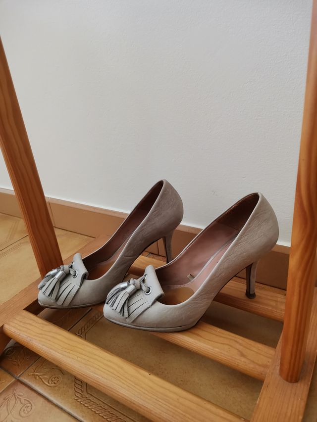 Zapatos de tacón grises de Uterqüe. 100% piel. 36.