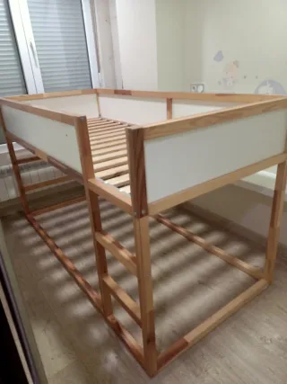 Cama alta Kura IKEA madera blanca