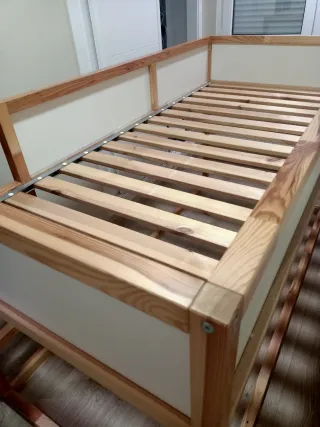 Cama alta Kura IKEA madera blanca