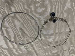 2 collane rigide nere e argentate