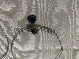 2 collane rigide nere e argentate