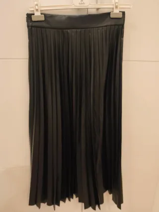 Falda Midi Ecopiel Negra Plisada