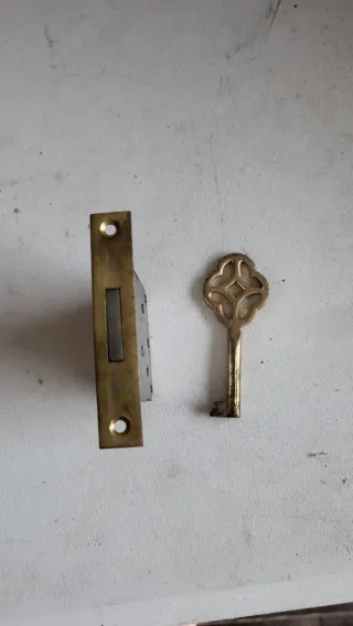 Cerradura antigua de latón con llave