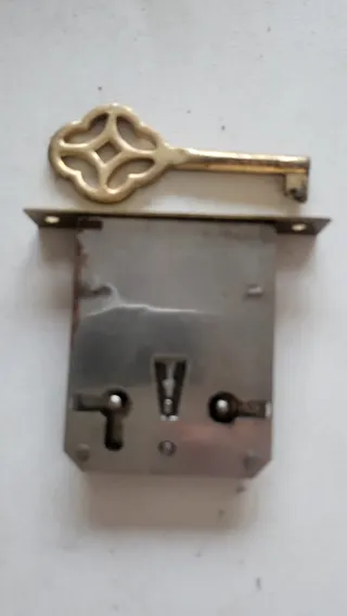Cerradura antigua de latón con llave