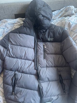 Chaqueta EA7 acolchada capucha gris y negra
