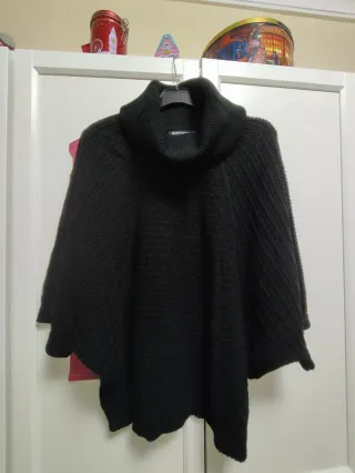 Jersey de punto negro cuello alto.