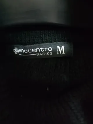 Jersey de punto negro cuello alto.