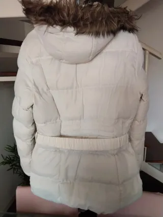Parka blanca con capucha y cinturón