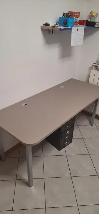 Scrivania beige con cassettiera in metallo