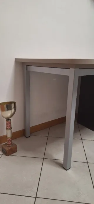 Scrivania beige con cassettiera in metallo