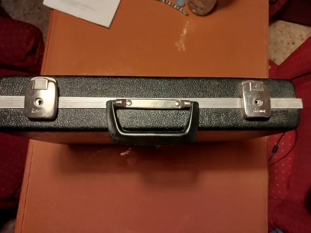 Maletín negro y plateado