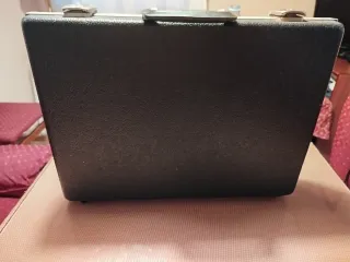 Maletín negro y plateado