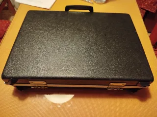 Maletín negro y plateado