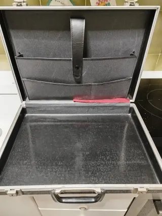 Maletín negro y plateado