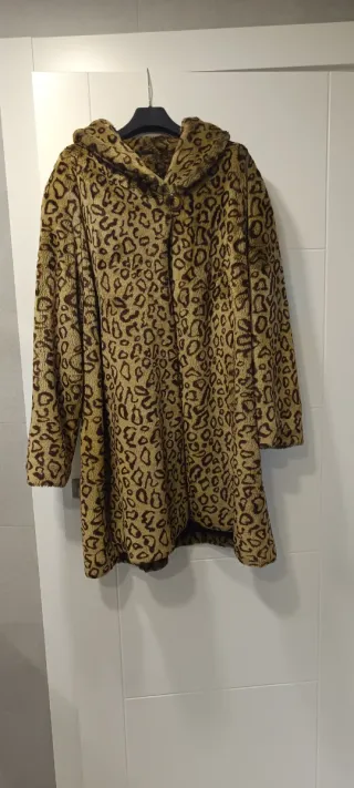 Abrigo piel sintética estampado leopardo 