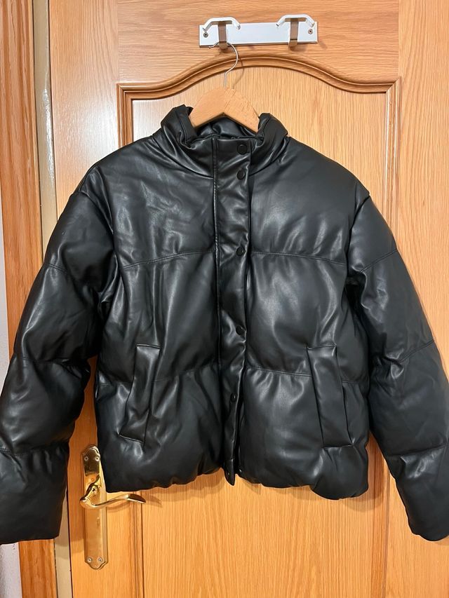 Abrigo acolchado efecto piel negro