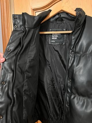 Abrigo acolchado efecto piel negro