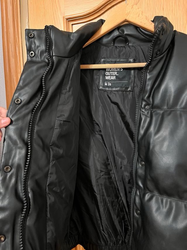 Abrigo acolchado efecto piel negro