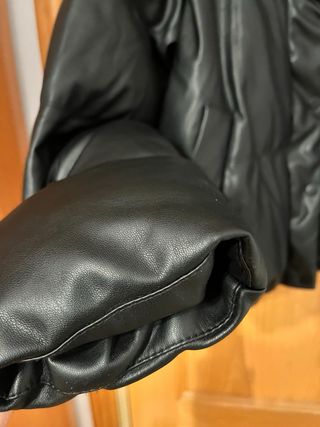 Abrigo acolchado efecto piel negro