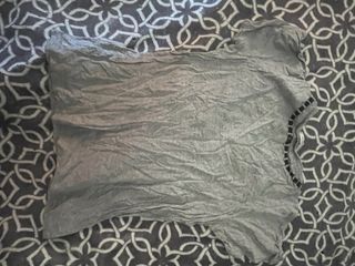 Camiseta gris con pedrería
