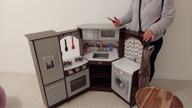 Cocina de madera para niños. Está como nueva.