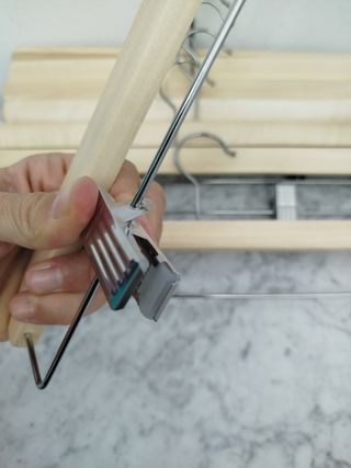 8 perchas de madera para pantalones