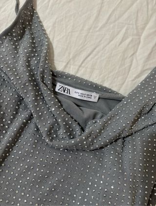 Blusa gris con pedrería