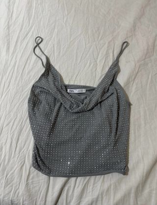 Blusa gris con pedrería