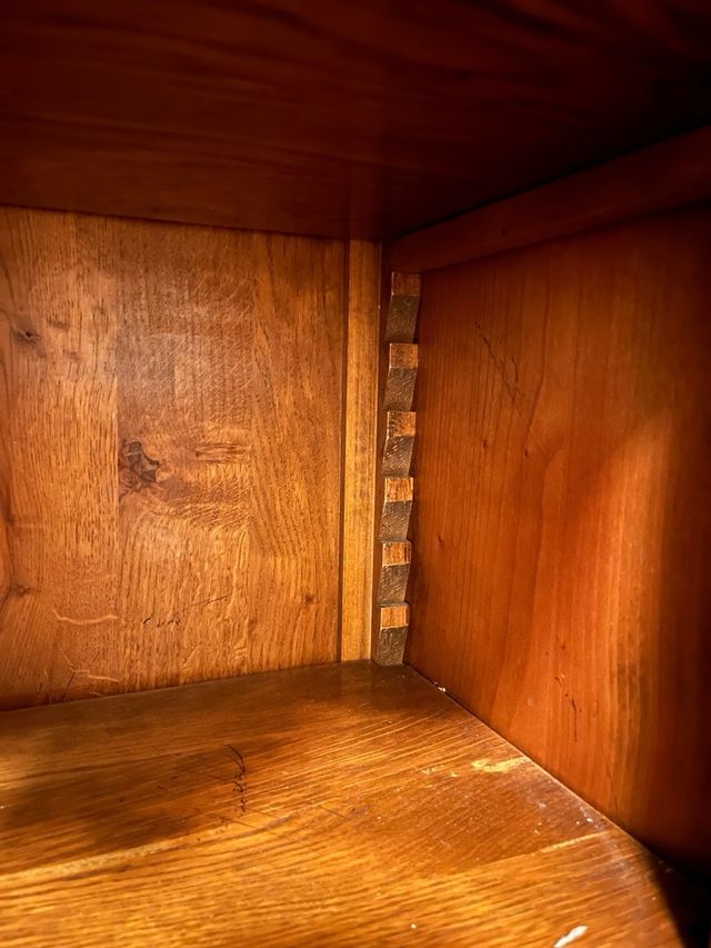 Estantería de madera maciza