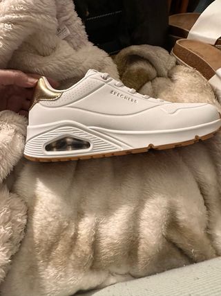 Zapatillas Skechers Blancas y Doradas Nuevas