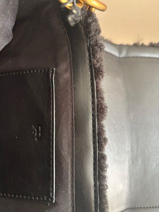 Bolso Negro Parfois Peluche Cadena Dorada