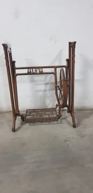 Pie de máquina de coser de metal